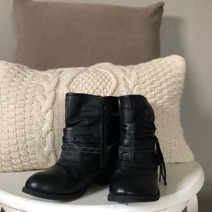 Jellypop gently used girl’s size 2 ankle boots.